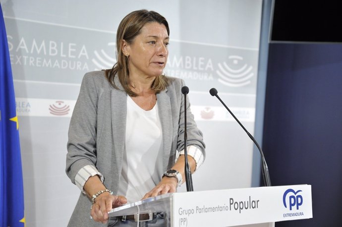 La diputada del PP Pilar Gómez de Tejada en rueda de prensa para valorar los datos de la EPA del tercer trimestre de 2024 en Extremadura