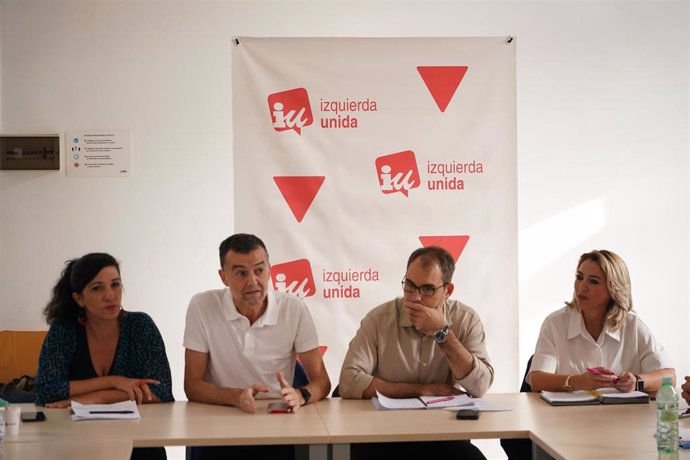 El coordinador federal de IU, Antonio Maíllo, y el coordinador de IU Andalucía, Toni Valero, en una reunión con ampas en Málaga.