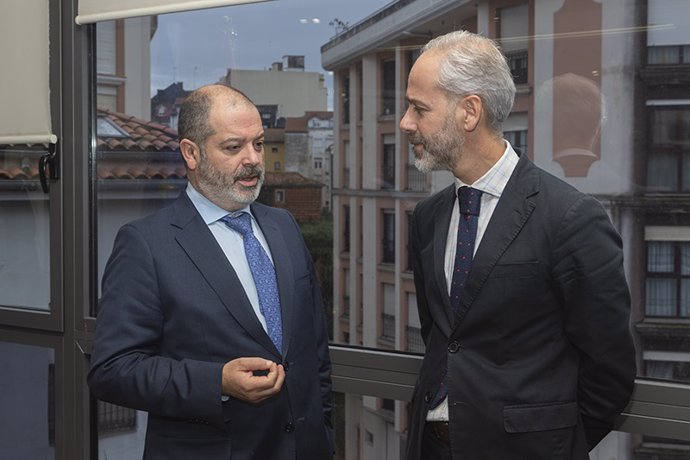 El consejero de Educación, Formación Profesional y Universidades, Sergio Silva, con el rector de Uneatlántico, Rubén Calderón