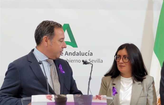 Ricardo Sánchez y la delegada territorial de Inclusión Social e Igualdad, María Luisa Cava, atienden a los medios.