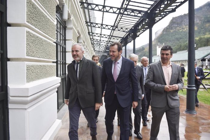 El ministro de Transportes y Movilidad Sostenible, Óscar Puente, mantiene un encuentro con el presidente de Aragón, Jorge Azcón, en el vagón Canfranc Express.