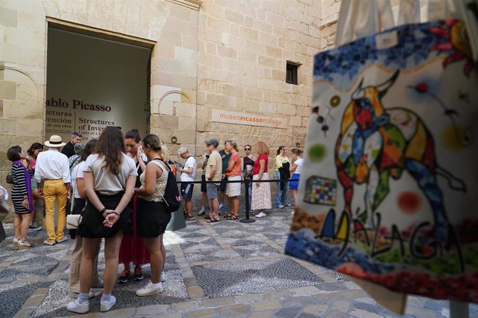 Turistas y residentes hacen colas para visitar el museo Picasso Málaga en el XXI aniversario de la pinacoteca 