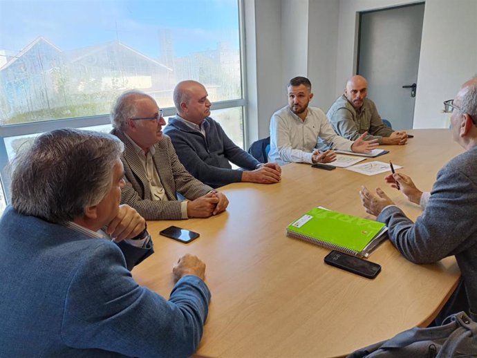 El presidente de Asata, Ruperto Iglesias, en la reunión de transportistas con el viceconsejero de Infraestructuras y Movilidad del Principado de Asturias, Jorge García, y el secretario general de la Agrupación Socialista de Gijón, Monchu García.