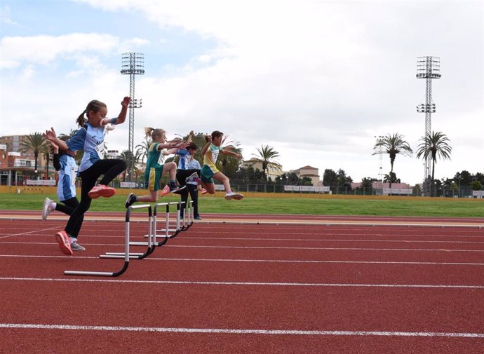 Archivo - Niños participantes en los juegos deportivos municipales 