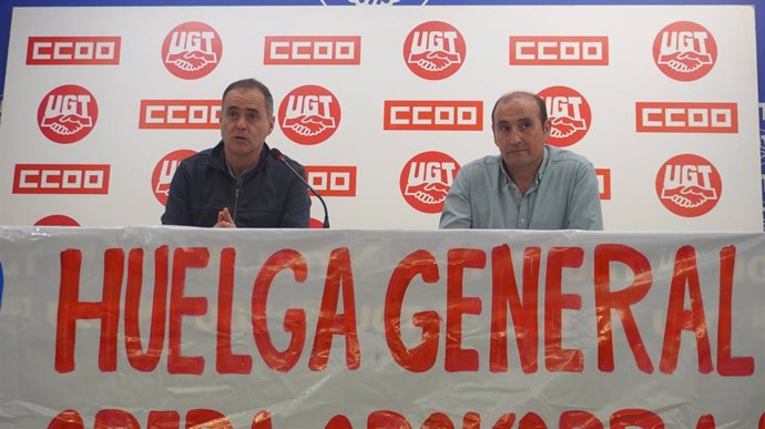 El secretario general de la Federación de Servicios a la Ciudadanía de CCOO Navarra, David Marcalain, y el responsable del sector de carreteras de la Federación de Servicios, Movilidad y Consumo de UGT de Navarra, Alberto Iribarren.