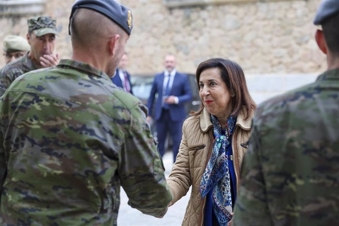 Robles visita la academia de Infantería de Toledo para interesarse por el desarrollo del adiestramiento que recibe el personal ucraniano por parte del personal de EUMAN UA.