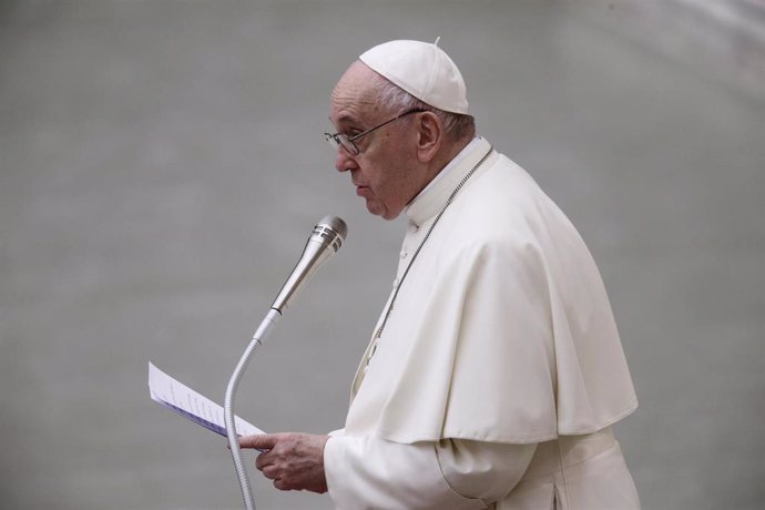 Archivo - 09 October 2021, Vatican, Vatican City: Pope Francis speaks during the audience for the participants in the preparatory Interparliamnetary meeting of COP26 at Paul VI hall. Photo: Evandro Inetti/ZUMA Press Wire/dpa