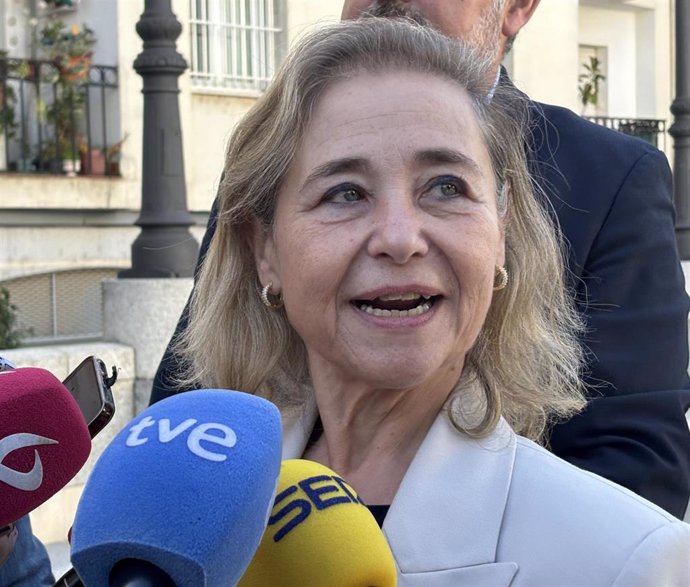 La consejera de Educación de la Junta de Extremadura, María Mercedes Vaquera, atiende a los medos de comunicación