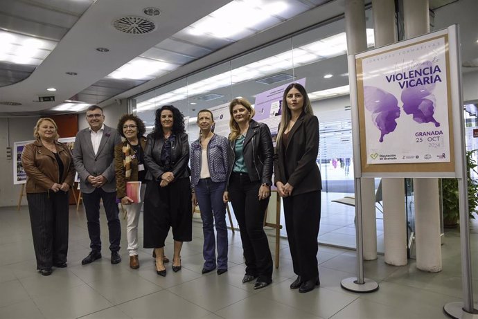 La diputada provincial de Bienestar Social, Elena Duque, en el centro, con la directora del IAM, Olga Carrión, a su izquierda, y el subdelegado del Gobierno en Granada, José Antonio Montilla, entre otras autoridades