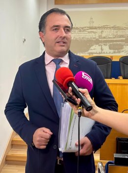 David Moreno atiende a los medios durante su participación en el Pleno Municipal de Talavera de la Reina.