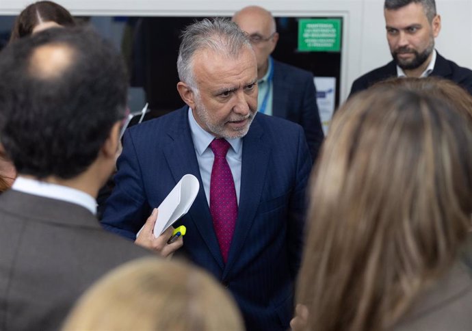 El ministro de Política Territorial, Ángel Víctor Torres, a su salida de una rueda de prensa posterior a la reunión entre el presidente del Gobierno y la presidenta de Baleares, a 25 de octubre de 2024, en Madrid (España).