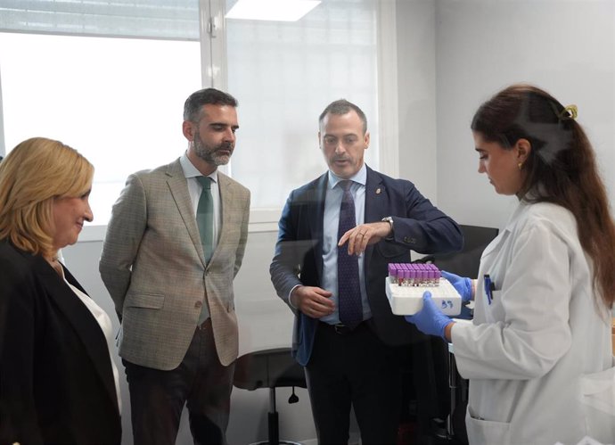 El consejero de Agricultura, Pesca, Agua y Desarrollo Rural, Ramón Fernández-Pacheco visitando la sede de la Real Asociación Nacional de Criadores de Caballos de Pura Raza Española (Ancce).