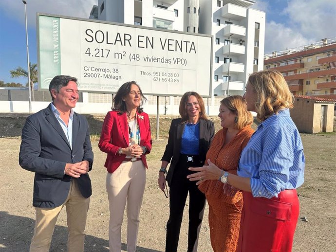 La consejera de Fomento, Articulación del Territorio y Vivienda, Rocío Díaz, visita los terrenos de Pantano Oliveros en Algarrobo (Málaga)