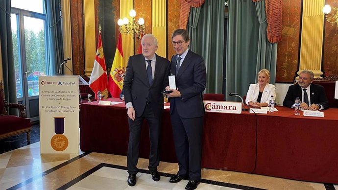 Momento de la entrgega de la Medalla de Oro de la Cámara a Goirigolzarri.