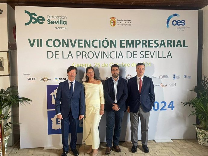 Foto de familia de la VII Convención Empresarial de la Provincia, celebrada en Gerena.