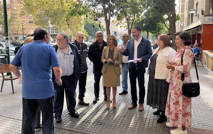 El portavoz municipal del PSOE, Daniel Pérez, junto a la viceportavoz socialista, Begoña Medina, de los concejales Carmen Martín, Salvador Trujillo y Rosa del Mar Rodríguez, y vecinos