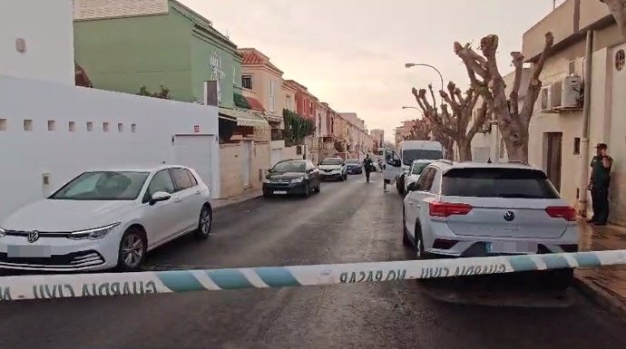 La Guardia Civil acordona la calle donde se ha realizado la reconstrucción de hechos del crimen del doctor Rafael Piorno Fermoselle.