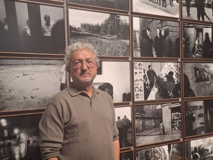 El fotógrafo pamplonés Clemente Bernad en la exposición 'Hemendik Hurbil' en La Virreina Centre de la Imatge