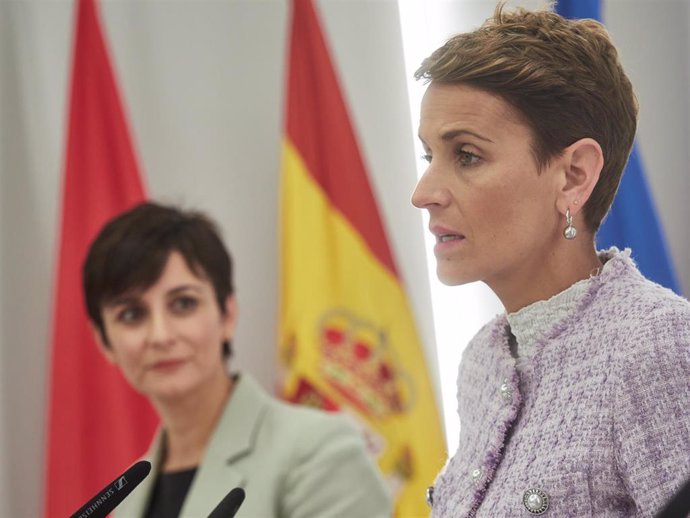 La presidenta de Navarra, María Chivite, junto a la ministra de Vivienda y Agenda Urbana, Isabel Rodríguez