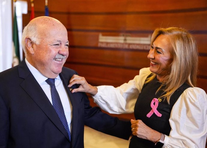 El presidente de la Cámara andaluza, Jesús Aguirre, junto a la presidenta de la Asociación Española Contra el Cáncer de Mama de la provincia de Córdoba, María Auxiliadora Cabanás.