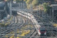 Madrid critica la "incompetencia" de Puente tras conocerse que el tren descarrilado no será retirado este fin de semana