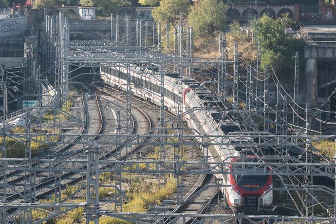 Un tren de cercanías llega a la estación de tren de Chamartín