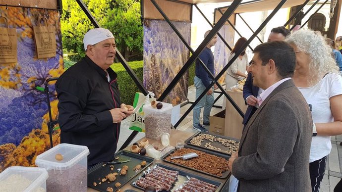 Reyes visita la muestra de frutos secos