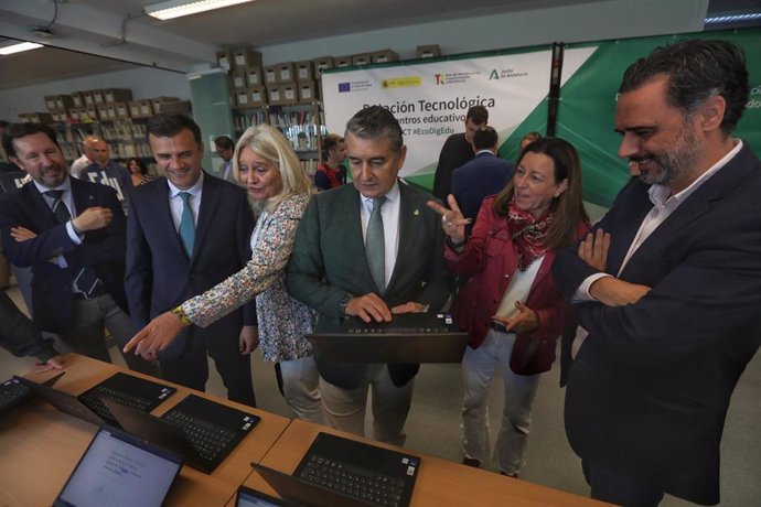 Los consejeros de la Presidencia, Interior, Diálogo Social y Simplificación Administrativa, Antonio Sanz, y de Desarrollo Educativo y Formación Profesional, María del Carmen Castillo, entregan material digital en el Cornelio Balbo de Cádiz.