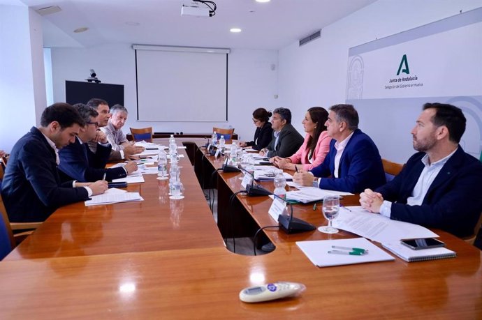 Encuentro entre consejera de Inclusión Social, Juventud, Familias e Igualdad, Loles López, con la diputada de Servicios Sociales, Carmen Díaz; y  los alcaldes de Moguer, Lucena del Puerto, Lepe y Palos.