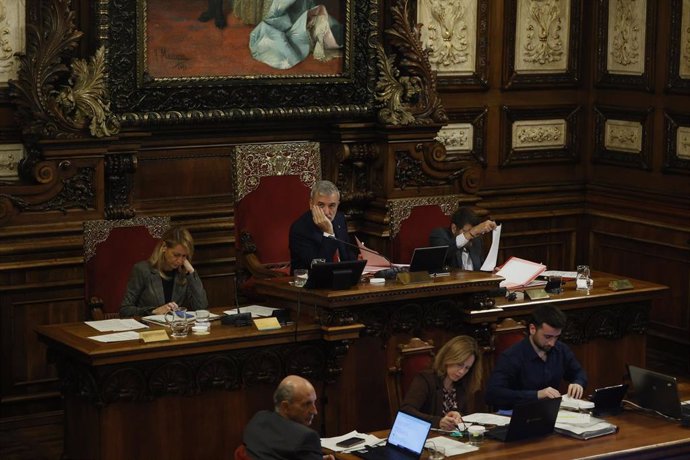 El alcalde de Barcelona, Jaume Collboni(c), y la concejala, Maria Eugènia Gay Rosell(1i), durante un pleno en el Ayuntamiento de Barcelona, a 25 de octubre de 2024, en Barcelona, Catalunya (España). 