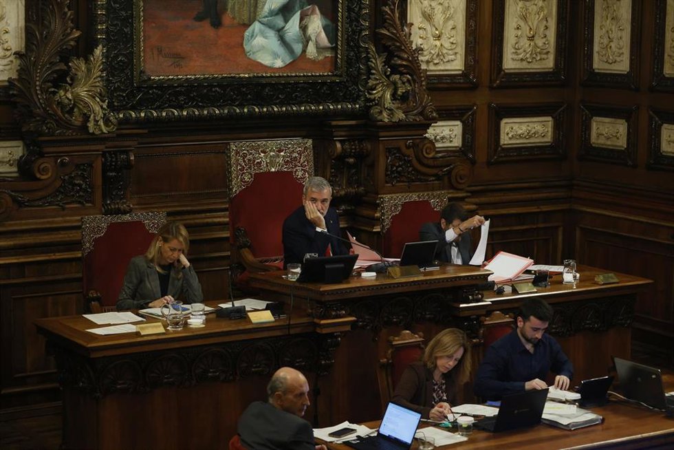 El alcalde de Barcelona, Jaume Collboni(c), y la concejala, Maria Eugnia Gay Rosell(1i), durante un pleno en el Ayuntamiento de Barcelona, a 25 de octubre de 2024, en Barcelona, Catalunya (España). 