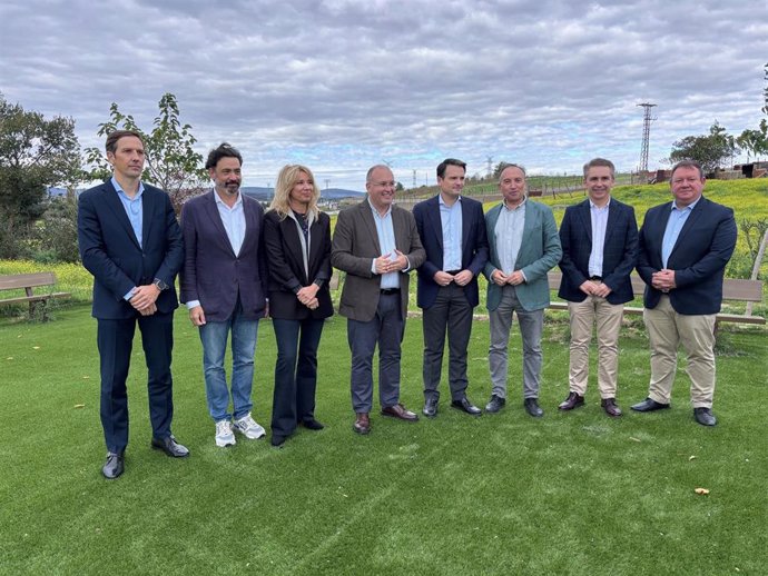 El portavoz del PP en el Congreso, Miguel Tellado, y el secretario general del partido en Extremadura, Abel Bautista, en la visita a la Central de Almaraz.