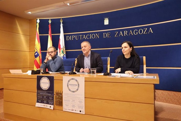 El alcalde de Borja, Eduardo Arilla, junto al concejal de Cultura, Jorge Jiménez, y Esmeralda Jiménez, organizadora de las Jornadas, durante su presentación en la sala de prensa de la DPZ. 