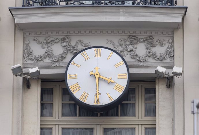 Archivo - Un reloj marca las 16.30 horas, a 28 de octubre de 2023, en Madrid (España). En la madrugada de hoy al domingo, 29 de octubre, los españoles retrasan una hora sus relojes como cada año. Las 03.00 horas de la España peninsular pasan a ser las 02.