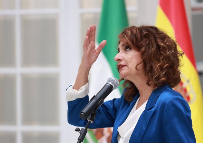 La vicepresidenta primera del Gobierno y ministra de Hacienda, María Jesús Montero, este viernes en declaraciones a los medios en Sevilla antes de participar en la clausura de unas jornadas de la Intervención General del Estado. 