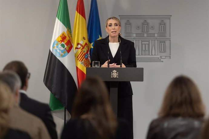 La presidenta de la Junta de Extremadura, María Guardiola, ofrece una rueda de prensa tras un encuentro con el presidente del Gobierno, Pedro Sánchez, en el Complejo de La Moncloa, a 25 de octubre de 2024, en Madrid (España). Este encuentro forma parte de