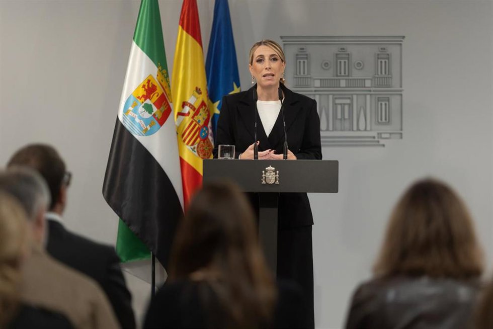 La presidenta de la Junta de Extremadura, María Guardiola, ofrece una rueda de prensa tras un encuentro con el presidente del Gobierno, Pedro Sánchez, en el Complejo de La Moncloa, a 25 de octubre de 2024, en Madrid (España). Este encuentro forma parte 
