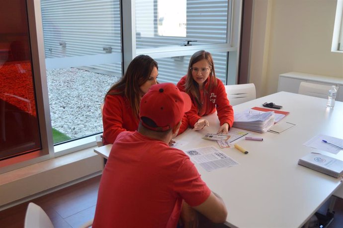 Cordobeses en situación de vulnerabilidad reciben vales de alimentos por parte del voluntariado de Cruz Roja, fruto del convenio con el Ayuntamiento de Córdoba.