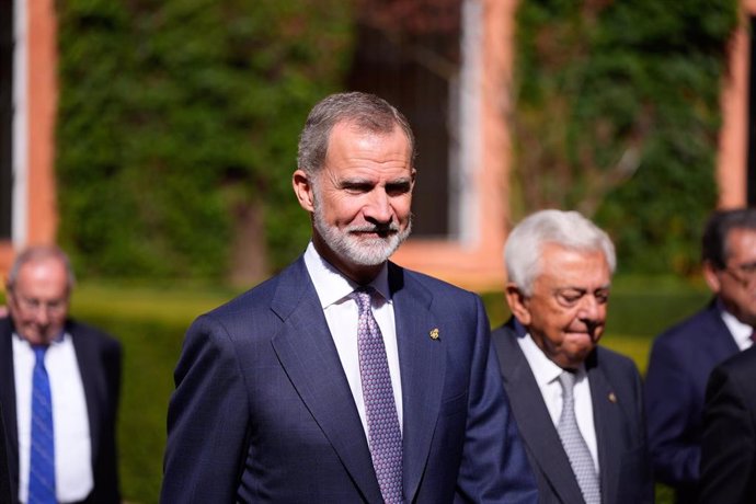 El Rey Felipe VI (c) a su llegada a la entrega del galardón , a 21 de octubre de 2024, en Sevilla, Andalucía (España). El Rey Felipe VI ha sido galardonado con la 'Distinción de Honor' de los Premios Iberoamericanos Torre del Oro en una ceremonia celebrad