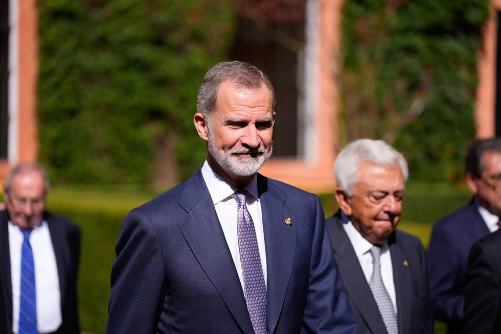 El Rey Felipe VI (c) a su llegada a la entrega del galardón , a 21 de octubre de 2024, en Sevilla, Andalucía (España). El Rey Felipe VI ha sido galardonado con la 'Distinción de Honor' de los Premios Iberoamericanos Torre del Oro en una ceremonia celebr
