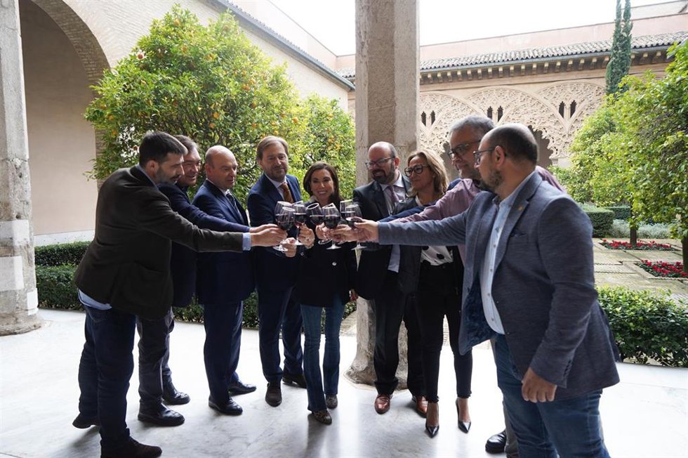 La presidenta de las Cortes de Aragón, Marta Fernández, y el diputado del PSOE Sergio Ortiz, alcalde de Cariñena, brinda con vino de la Denominación de Origen con los portavoces de las Cortes por la candidatura a Ciudad Europea del Vino 2025.