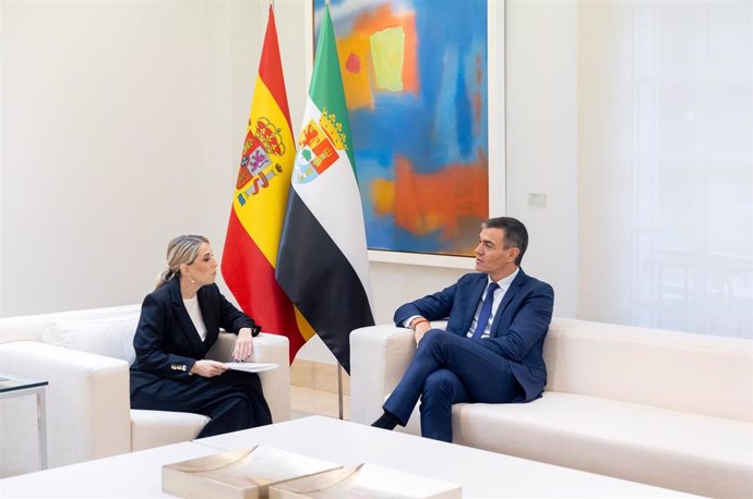 El presidente del Gobierno, Pedro Sánchez, mantiene un encuentro con la presidenta de la Junta de Extremadura, María Guardiola, en el Complejo de La Moncloa, a 25 de octubre de 2024, en Madrid (España). Este encuentro forma parte de la ronda de reuniones 