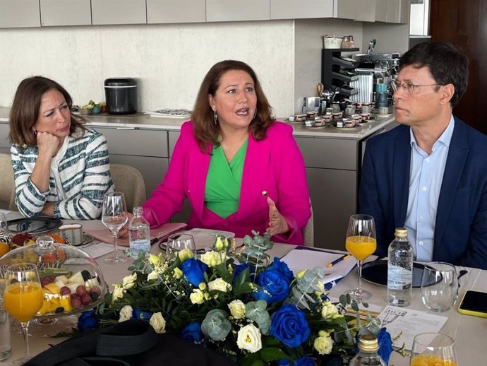 La presidenta de la Comisión de Pesca del Parlamento europeo Carmen Crespo durante un desayuno de prensa junto a la delegada del Gobierno andaluz en Málaga, Patricia Navarro.