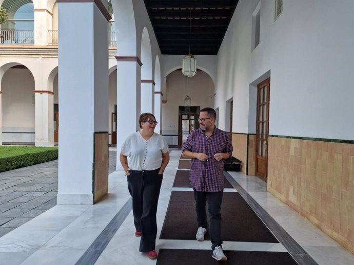 El portavoz de Adelante, José Ignacio García, este viernes junto a una representante de la Confederación Andaluza de Asociaciones de Madres y Padres del Alumnado por la Educación Pública (Codapa) tras reunirse.