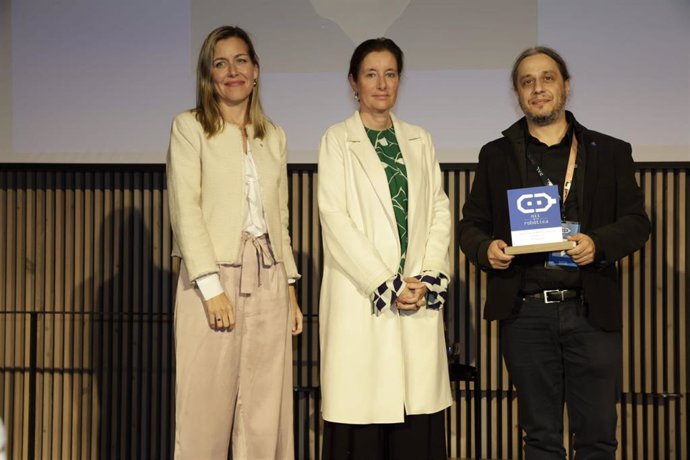 El ceo de PAL Robotics, Francesco Ferro, junto a la secretaria de Políticas Digitales de la Generalitat, Maria Galindo, y la presidenta de la Associació d'Enginyers Industrials de CAtalunya, Maria Salamero