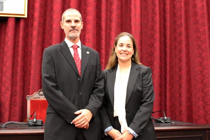 Luis Pérez y Teresa Sanz, en el Paraninfo de la Universidad de Sevilla.