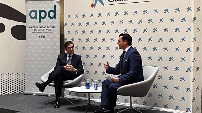 Goirigolzarri junto a Gerardo Cuartero, director territorial de CaixaBank en Castilla y León.