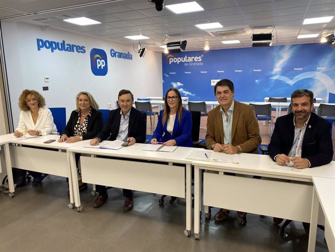 Los diputados Rafael Hernando y Carlos Rojas, en una reunión con representantes del PP de Granada en el Congreso, el Senado y el Parlamento andaluz