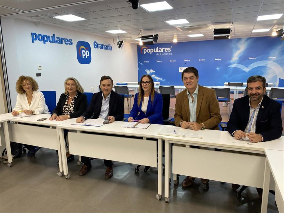Los diputados Rafael Hernando y Carlos Rojas, en una reunión con representantes del PP de Granada en el Congreso, el Senado y el Parlamento andaluz