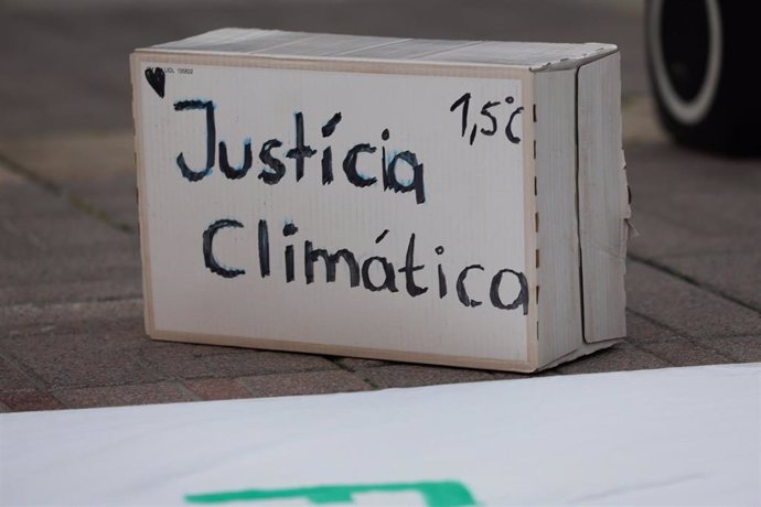 Archivo - Una caja de cartón donde pone 'Justicia Climática' durante una manifestación del movimiento ‘Juventud por el Clima Mallorca’ y el Movimiento Feminista, en la Plaza mayor, a 3 de marzo de 2023, en Palma de Mallorca, Mallorca, Baleares (España).  